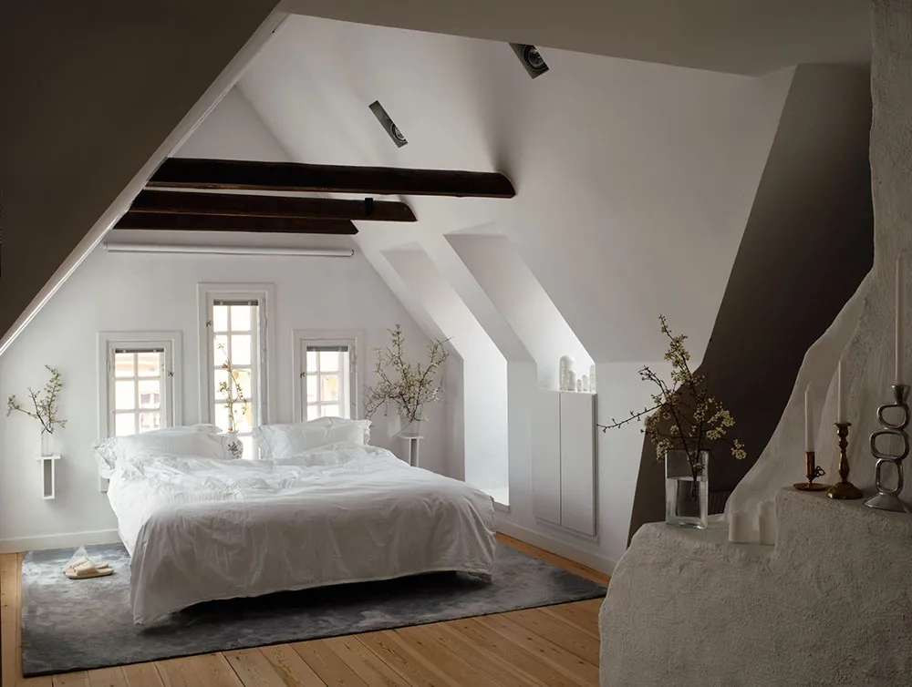 Helle Dachgeschosswohnung in Stockholm mit Schlafzimmer wie in einem Landhaus - Gallery image 2