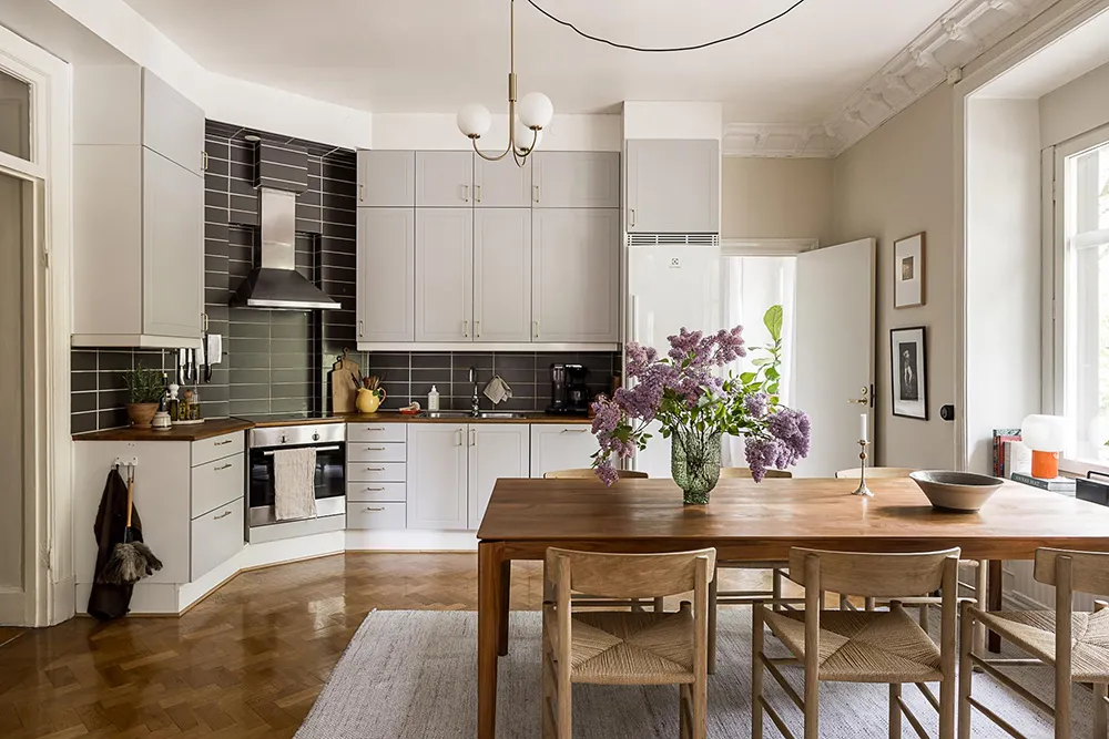 Huile d'olive et autres teintes vertes dans le design d'un appartement suédois (76 m²) - Gallery image 11