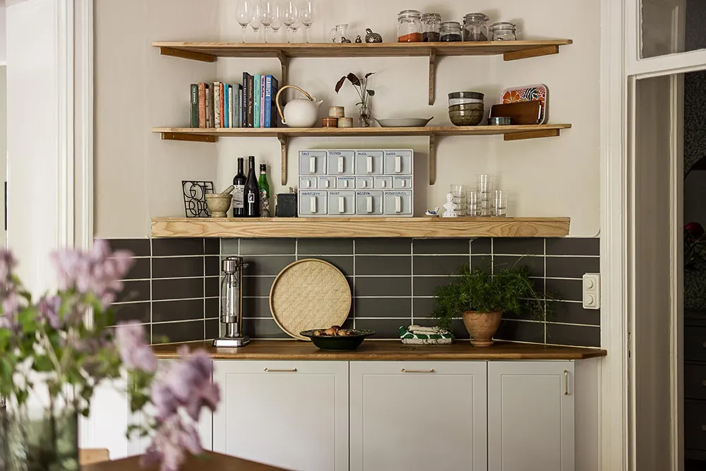 Huile d'olive et autres teintes vertes dans le design d'un appartement suédois (76 m²) - Gallery image 15