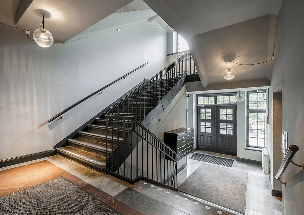 Altos techos y terraza: única vivienda en antiguo edificio de fábrica en Estocolmo - Gallery image 25