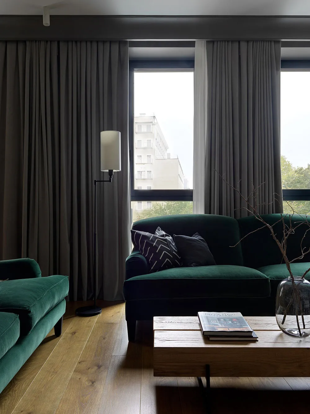 गहरे रंग एवं उत्कृष्ट आधुनिक डिज़ाइन: मॉस्को में एक युवा परिवार के लिए एक शानदार अपार्टमेंट - Gallery image 1