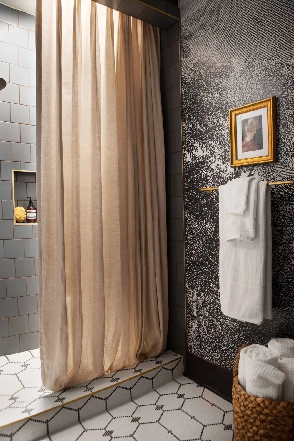 Acogedor cabaña rural en Texas con elementos oscuros en el diseño - Gallery image 8