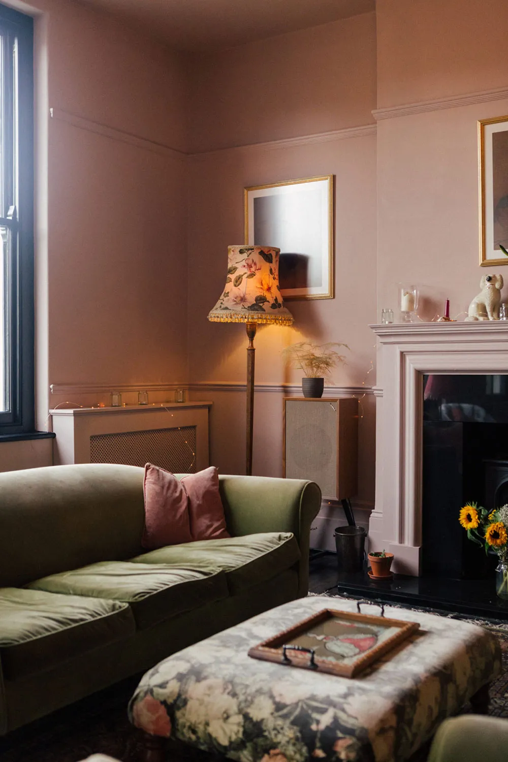 Schönes englisches Haus mit stoffrosa Wohnzimmer - Gallery image 1