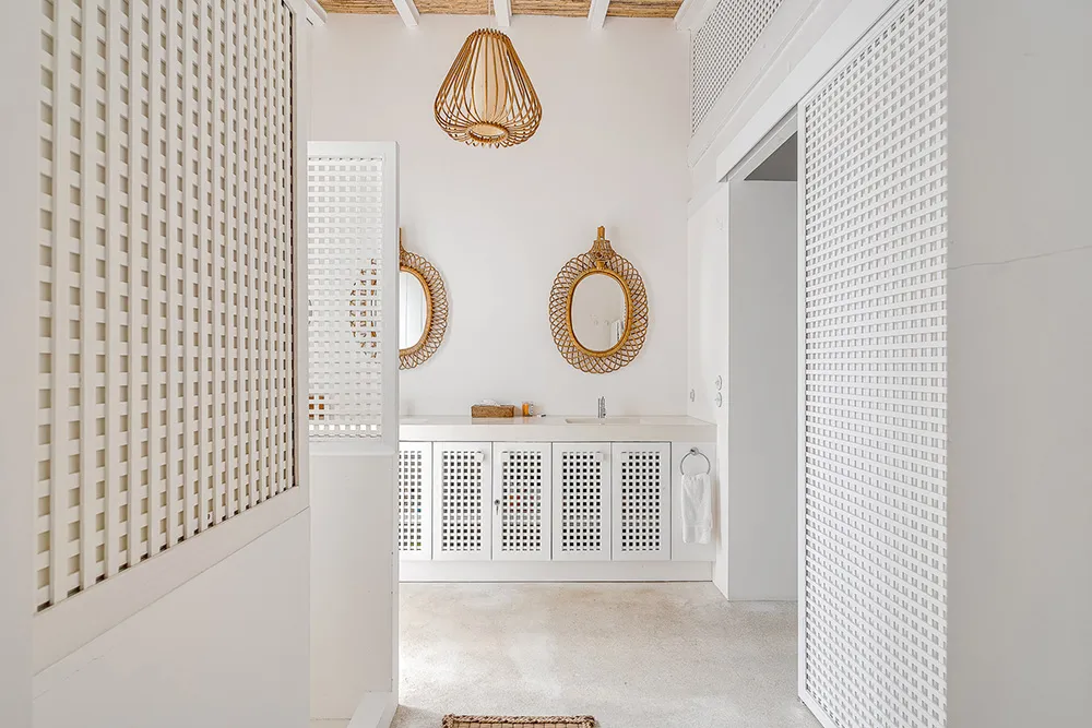 Weiße Innenräume und auffallende Details: Traditionelles Strandhaus in Portugal - Gallery image 15