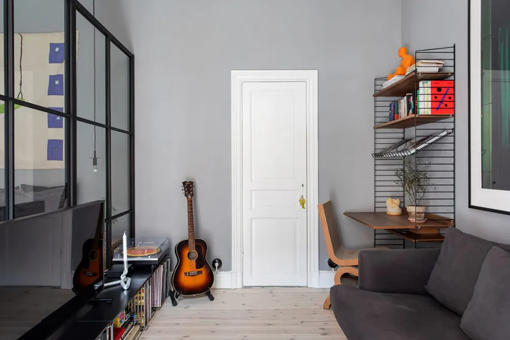 Mały apartament muzyka w Stokholmie z szarymi ścianami i przegrodą (33 m²) - 6