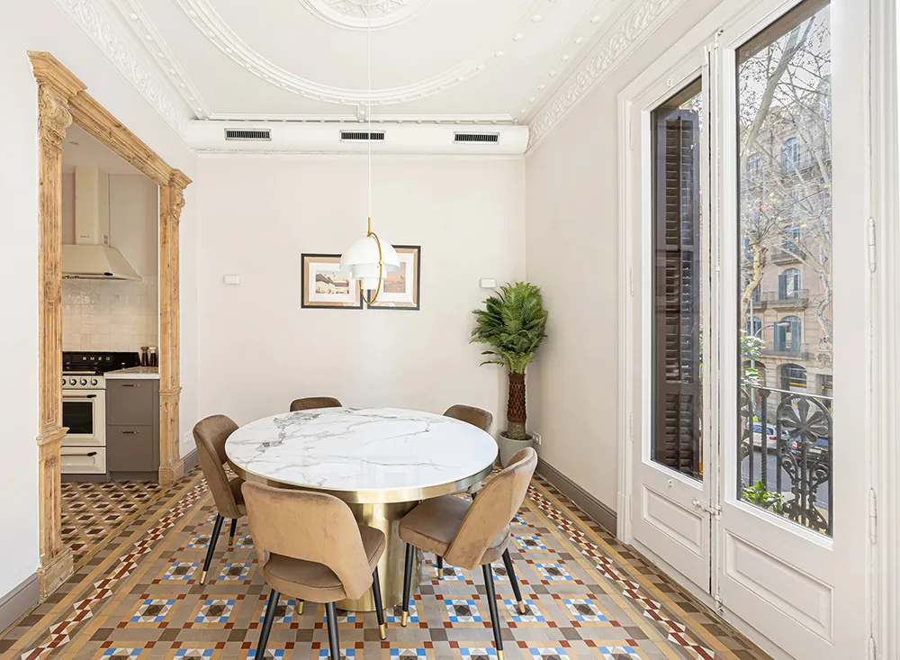 Płytka i inne unikalne detale: słońce w apartamencie w Barcelonie - Gallery image 7