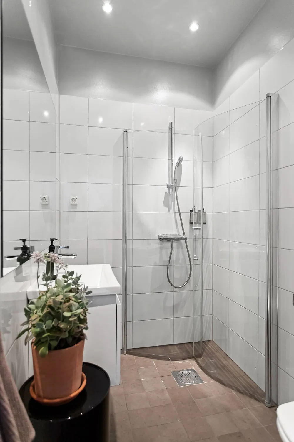 Mały apartament muzyka w Stokholmie z szarymi ścianami i przegrodą (33 m²) - 15