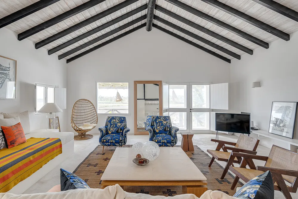 Weiße Innenräume und auffallende Details: Traditionelles Strandhaus in Portugal - Gallery image 4