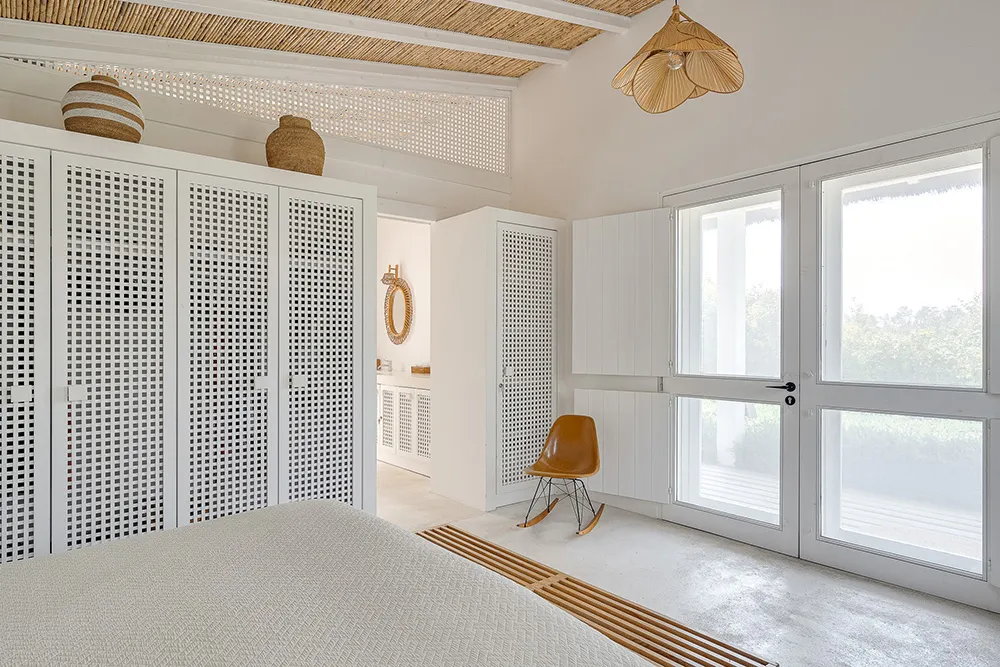 Weiße Innenräume und auffallende Details: Traditionelles Strandhaus in Portugal - Gallery image 14