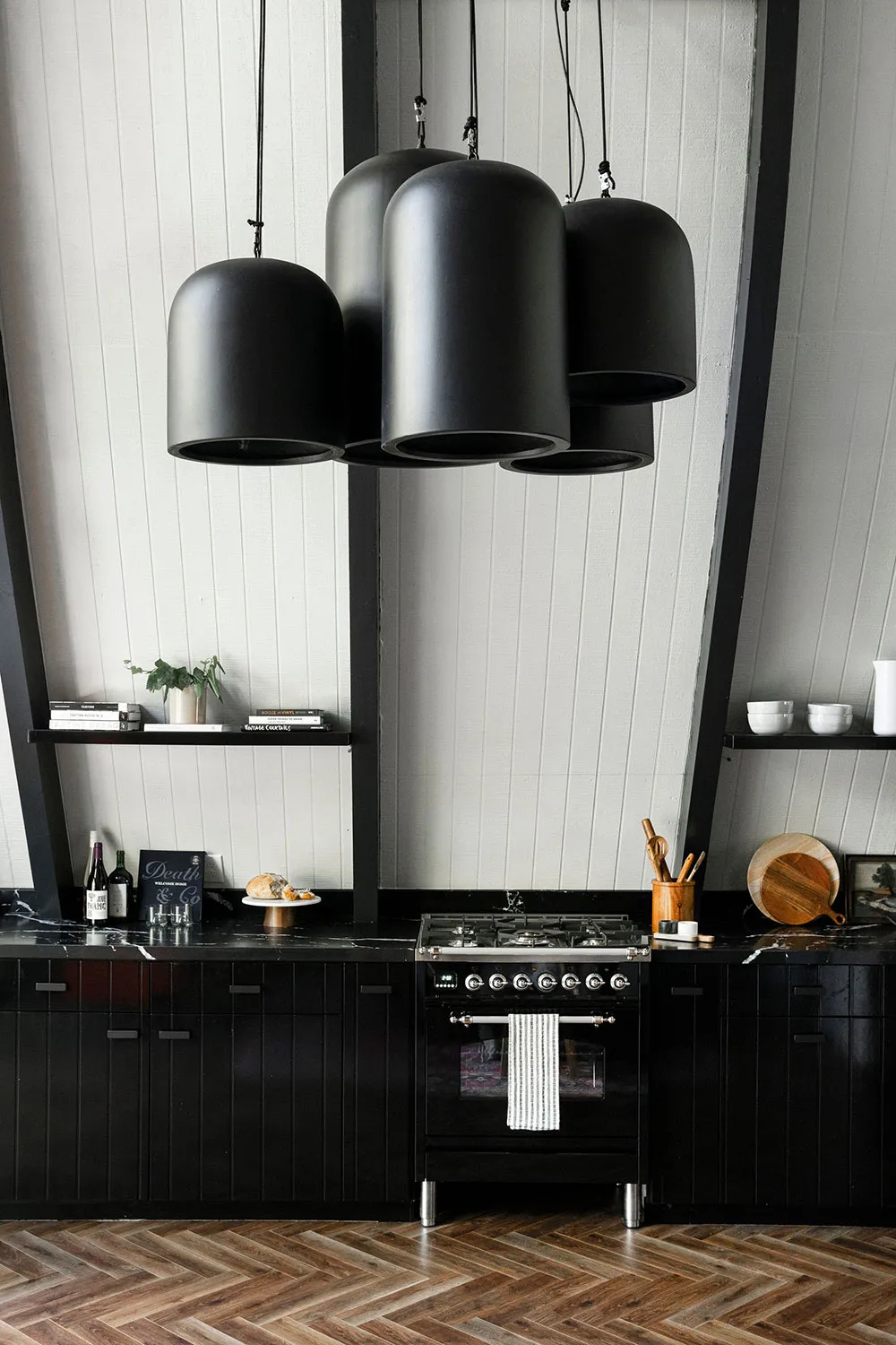 Accents noirs et cheminée rouge : une maison en forme de A dans la forêt - Gallery image 5