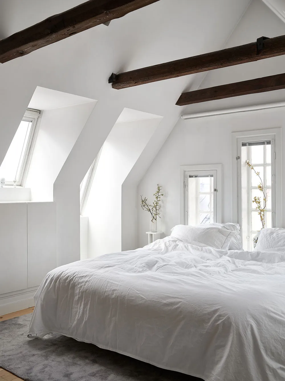 Helle Dachgeschosswohnung in Stockholm mit Schlafzimmer wie in einem Landhaus - Gallery image 1