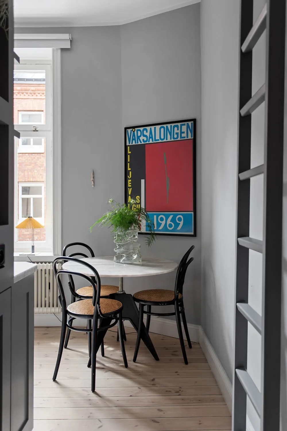 Mały apartament muzyka w Stokholmie z szarymi ścianami i przegrodą (33 m²) - 13