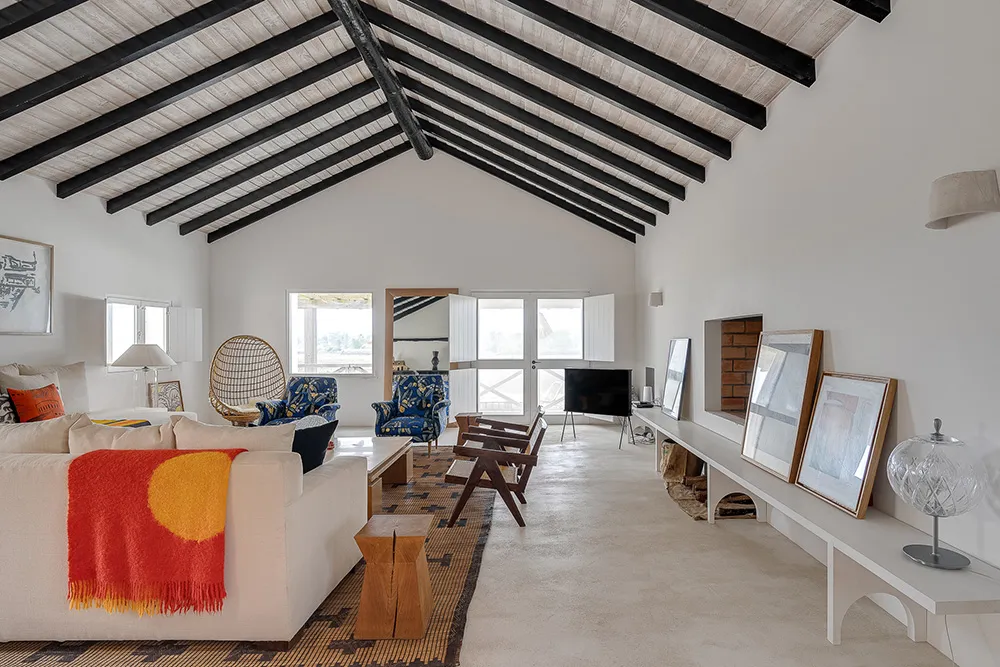 Weiße Innenräume und auffallende Details: Traditionelles Strandhaus in Portugal - Gallery image 9