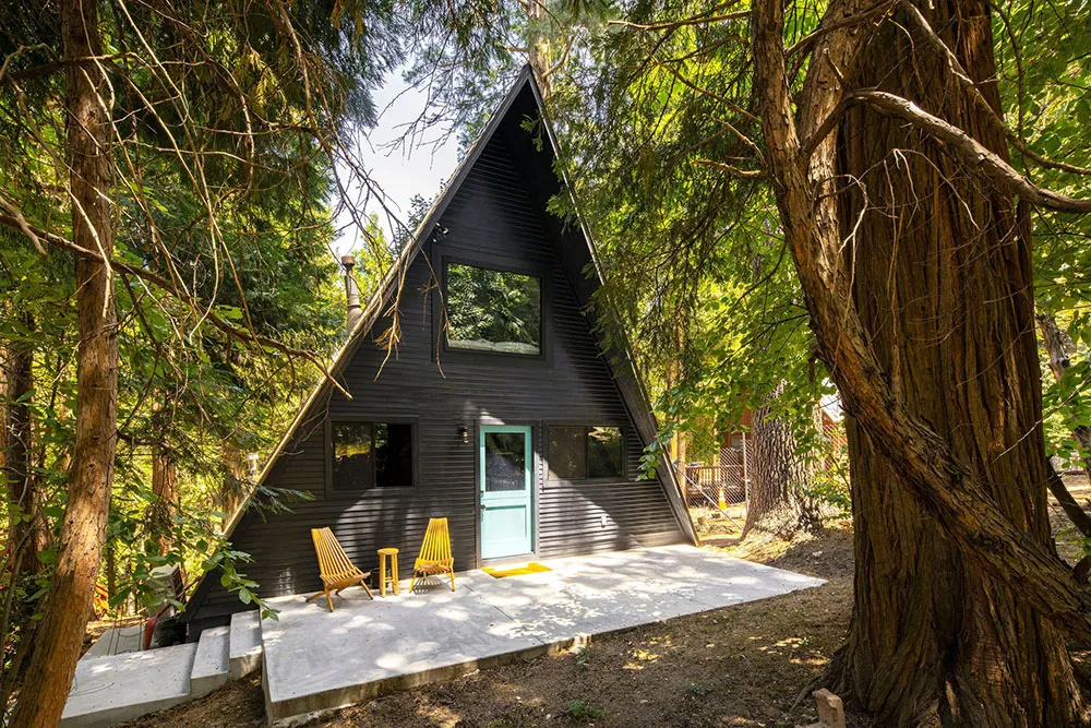 Accents noirs et cheminée rouge : une maison en forme de A dans la forêt - Gallery image 22