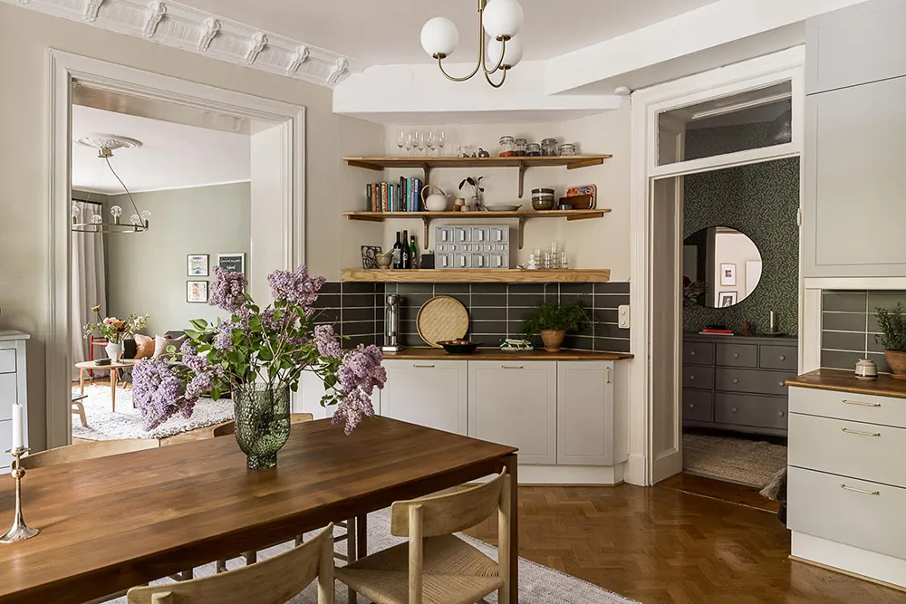 Huile d'olive et autres teintes vertes dans le design d'un appartement suédois (76 m²) - Gallery image 16