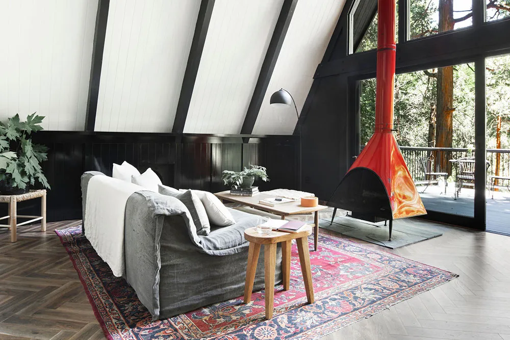 Accents noirs et cheminée rouge : une maison en forme de A dans la forêt - Gallery image 3