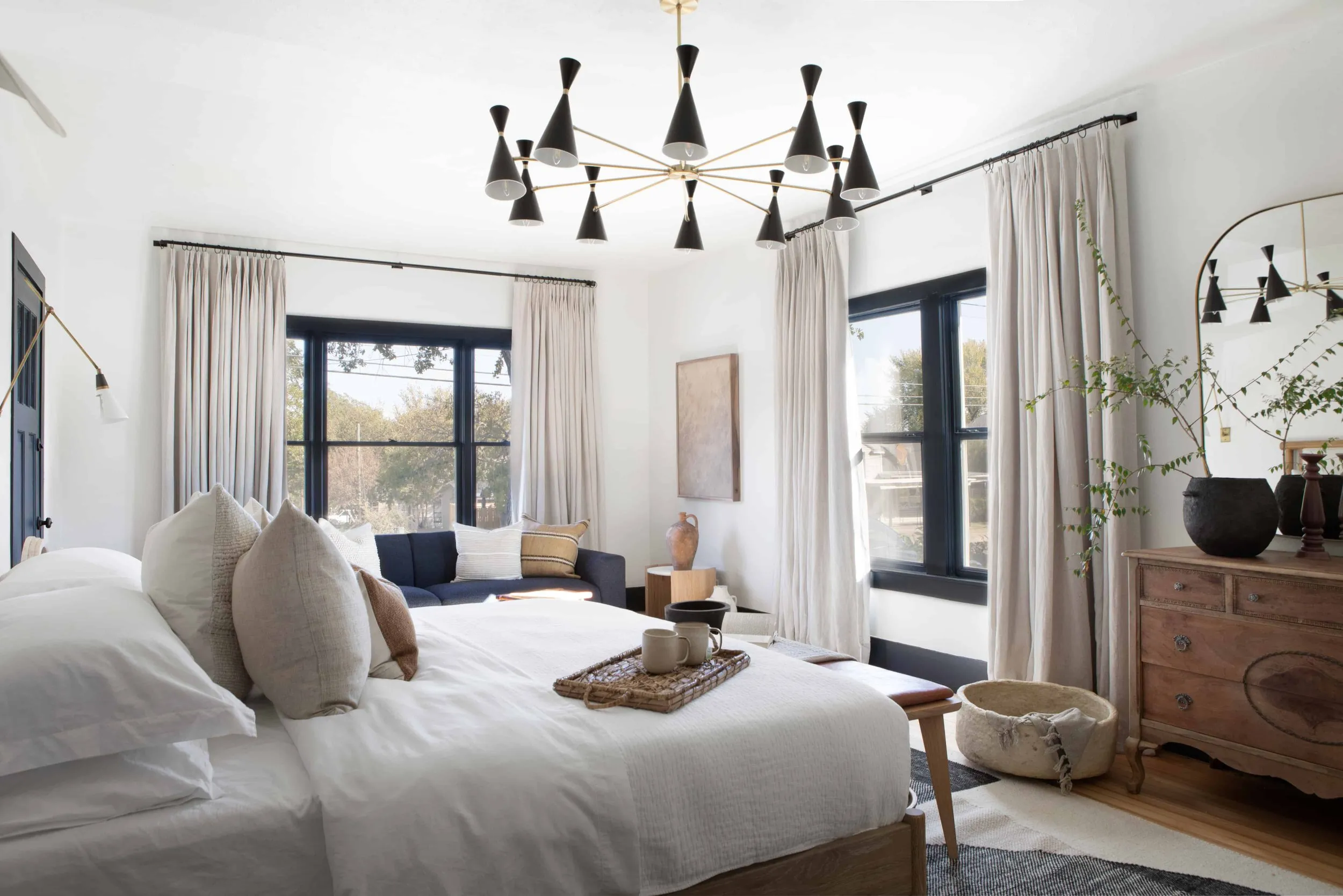 Acogedor cabaña rural en Texas con elementos oscuros en el diseño - Gallery image 27