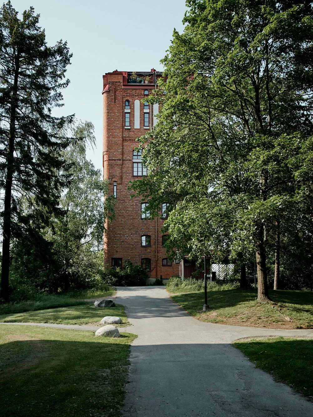 “रैपंज़ेल की तरह जीना: स्वीडन में एक जल-टावर में स्थित अपार्टमेंट” - Gallery image 1