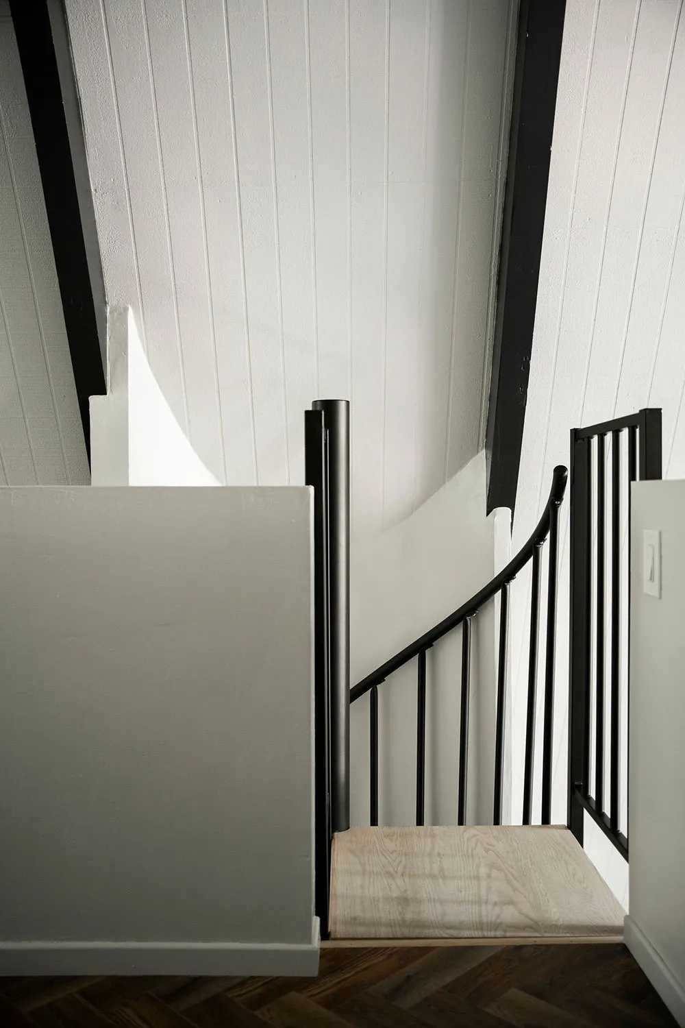 Accents noirs et cheminée rouge : une maison en forme de A dans la forêt - Gallery image 16