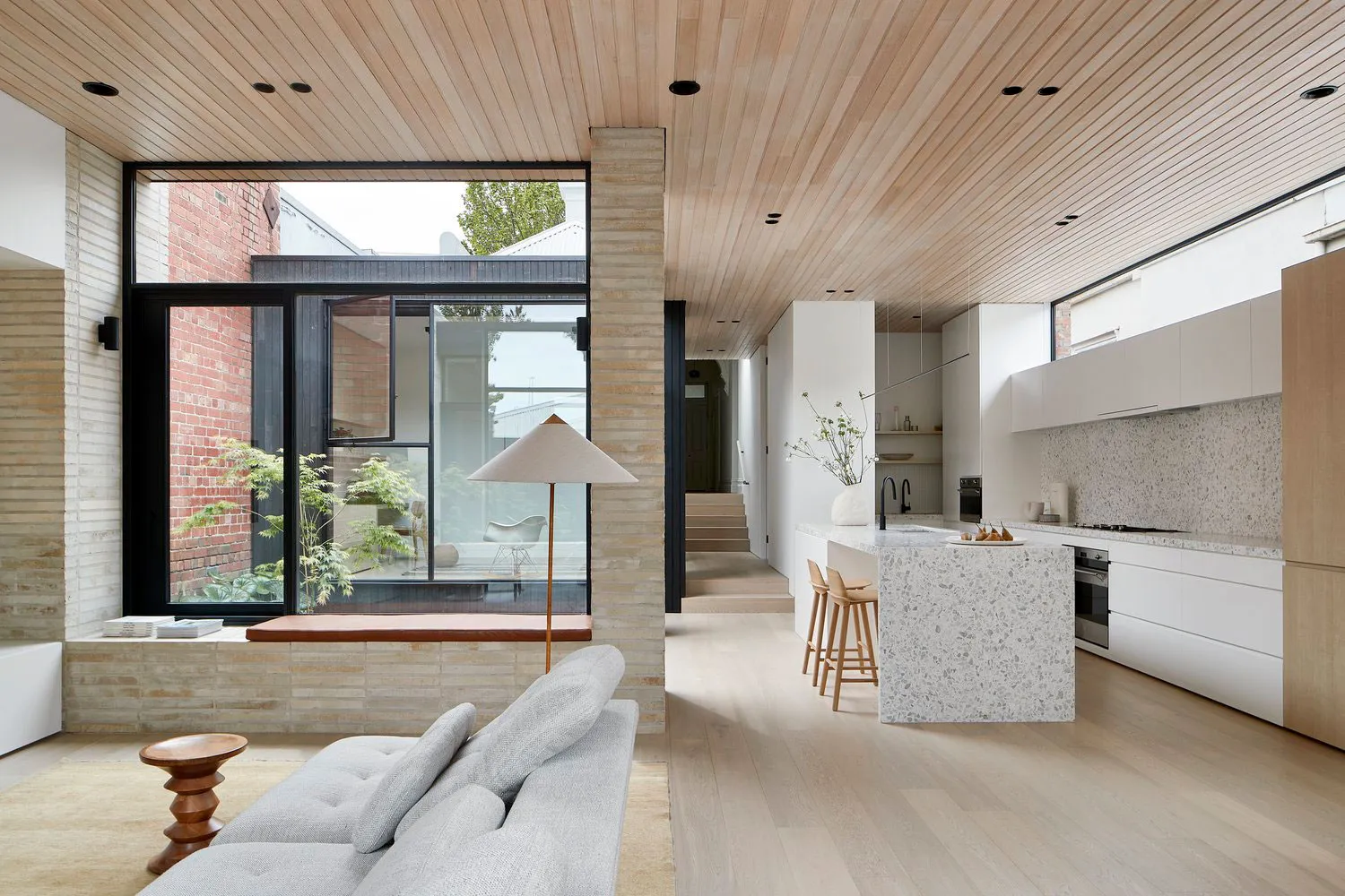 Piedra, madera, ladrillo: un interior moderno acogedor en Melbourne - Gallery image 5