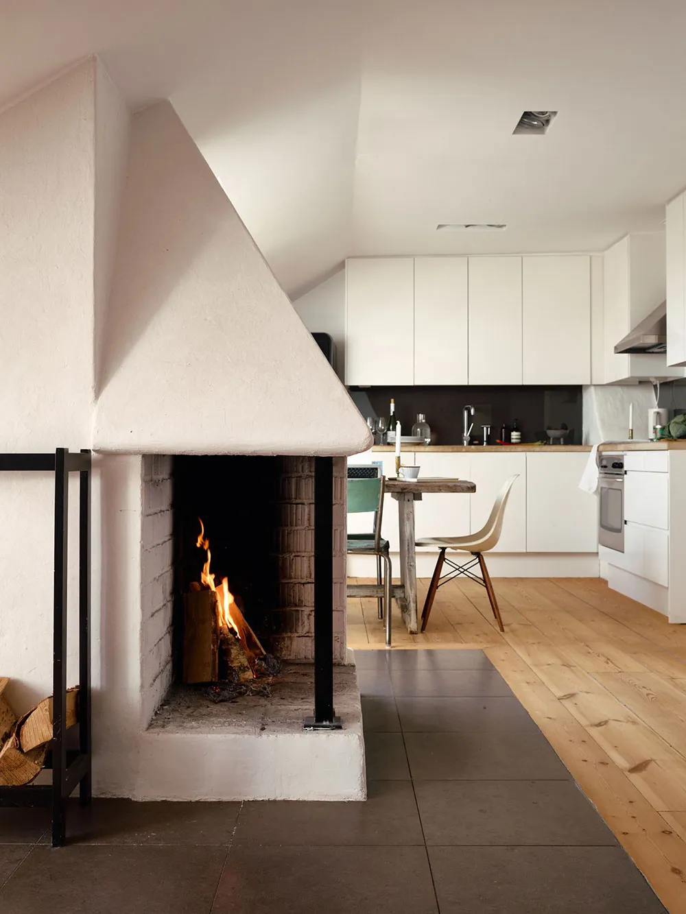 Helle Dachgeschosswohnung in Stockholm mit Schlafzimmer wie in einem Landhaus - Gallery image 9