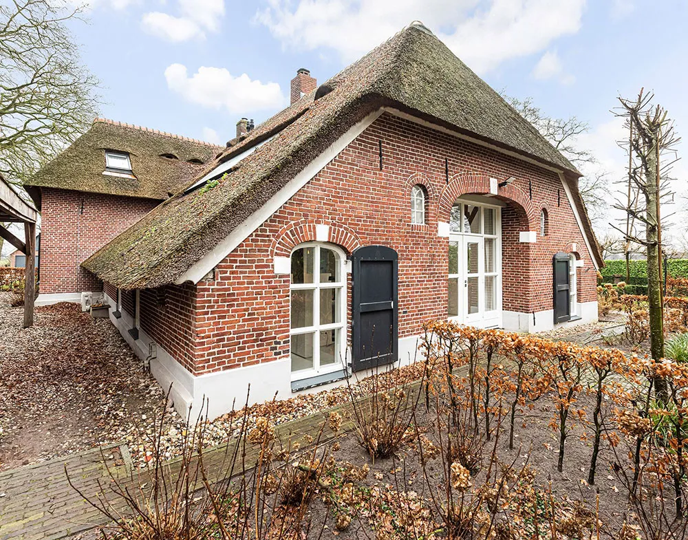 Балки та сучасний дизайн: чудовий хутір з солом'яною дахом у Нідерландах - Gallery image 2