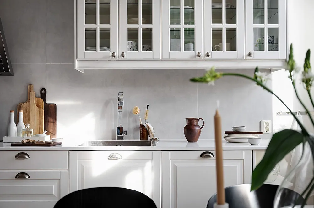 Grüne Herd und warme Akzente: verfeinertes Interior einer Wohnung in Göteborg (94 qm) - Gallery image 16