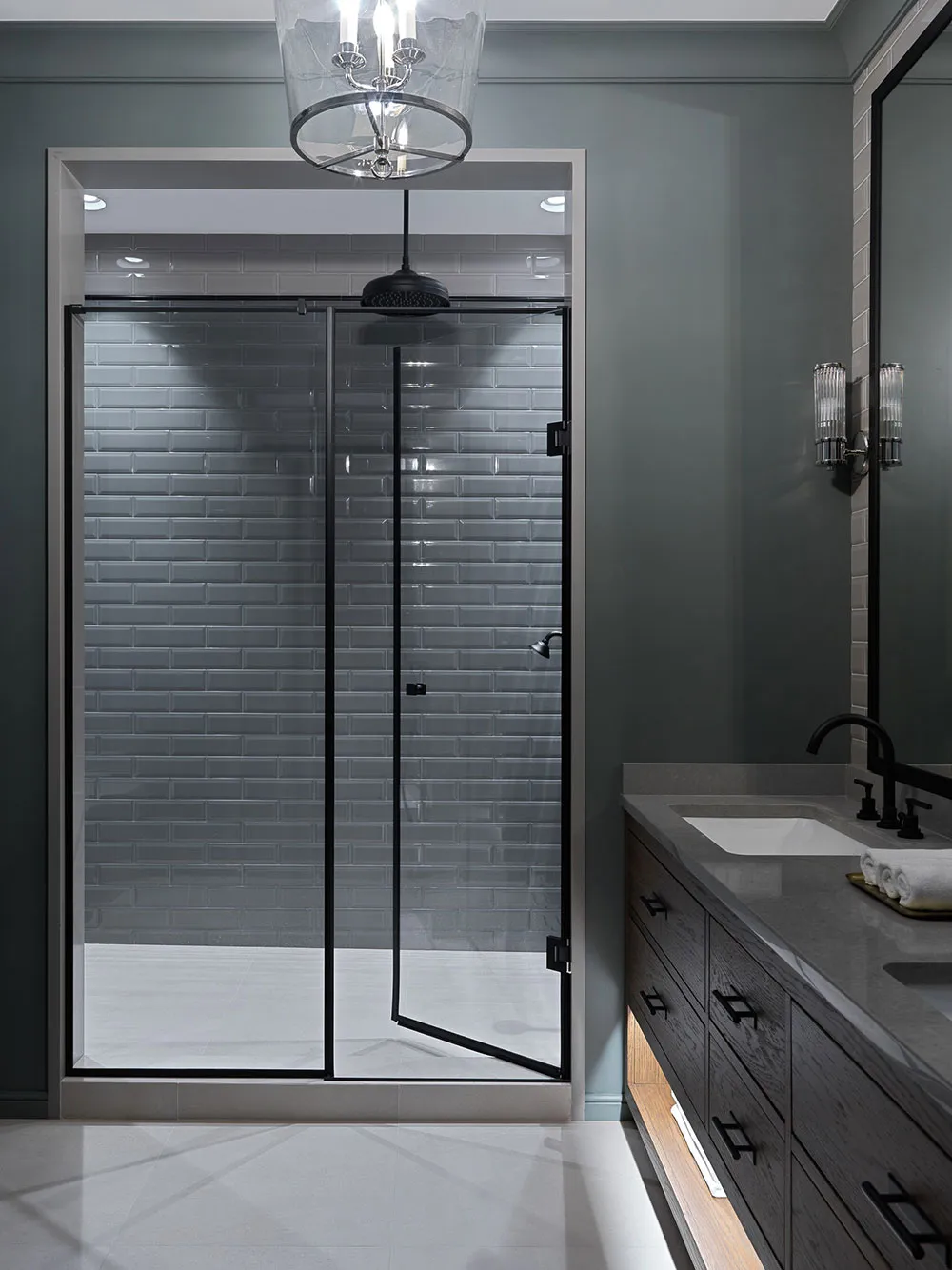 गहरे रंग एवं उत्कृष्ट आधुनिक डिज़ाइन: मॉस्को में एक युवा परिवार के लिए एक शानदार अपार्टमेंट - Gallery image 12