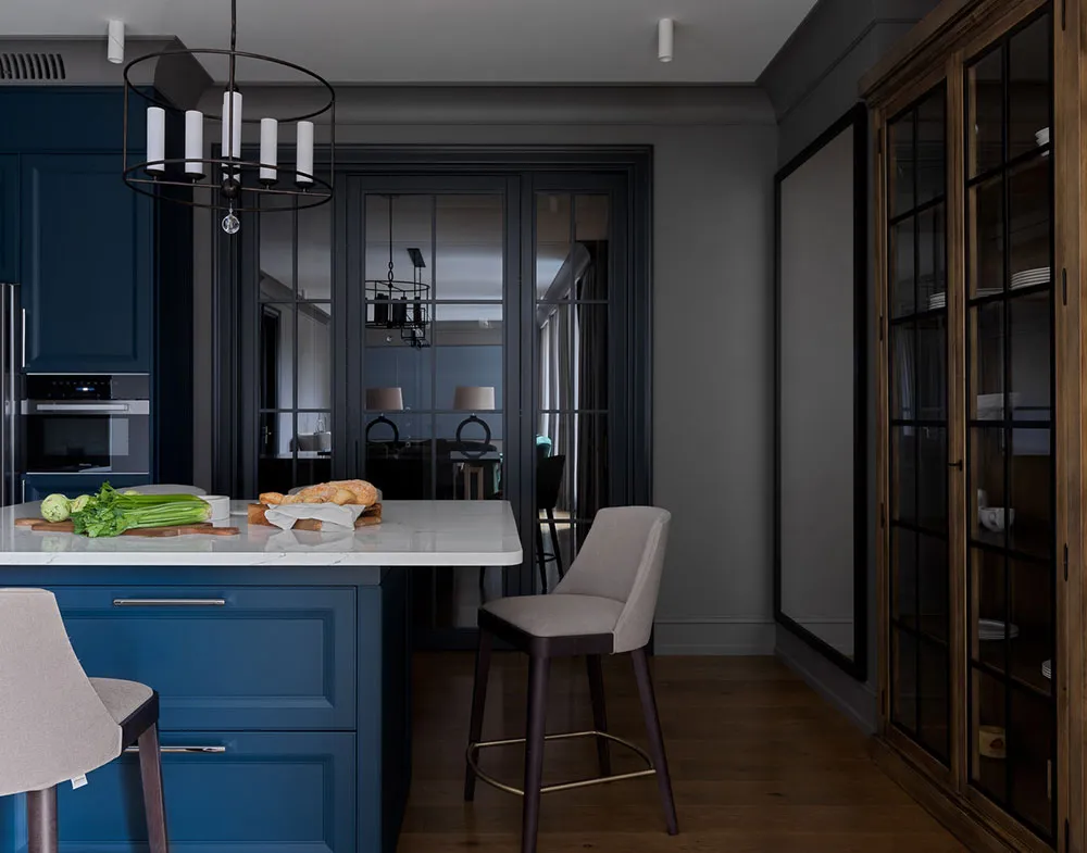 गहरे रंग एवं उत्कृष्ट आधुनिक डिज़ाइन: मॉस्को में एक युवा परिवार के लिए एक शानदार अपार्टमेंट - Gallery image 4