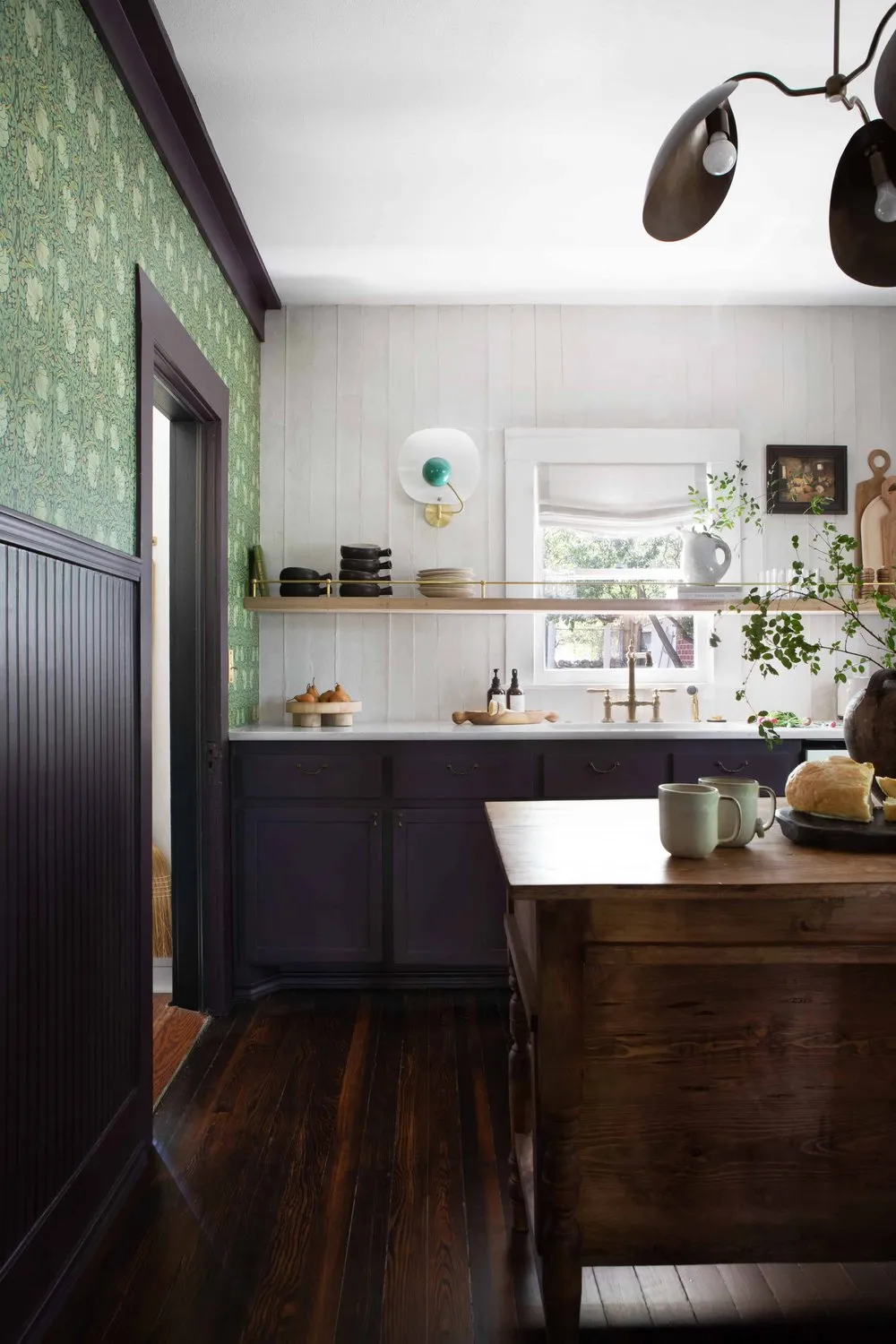 Acogedor cabaña rural en Texas con elementos oscuros en el diseño - Gallery image 19