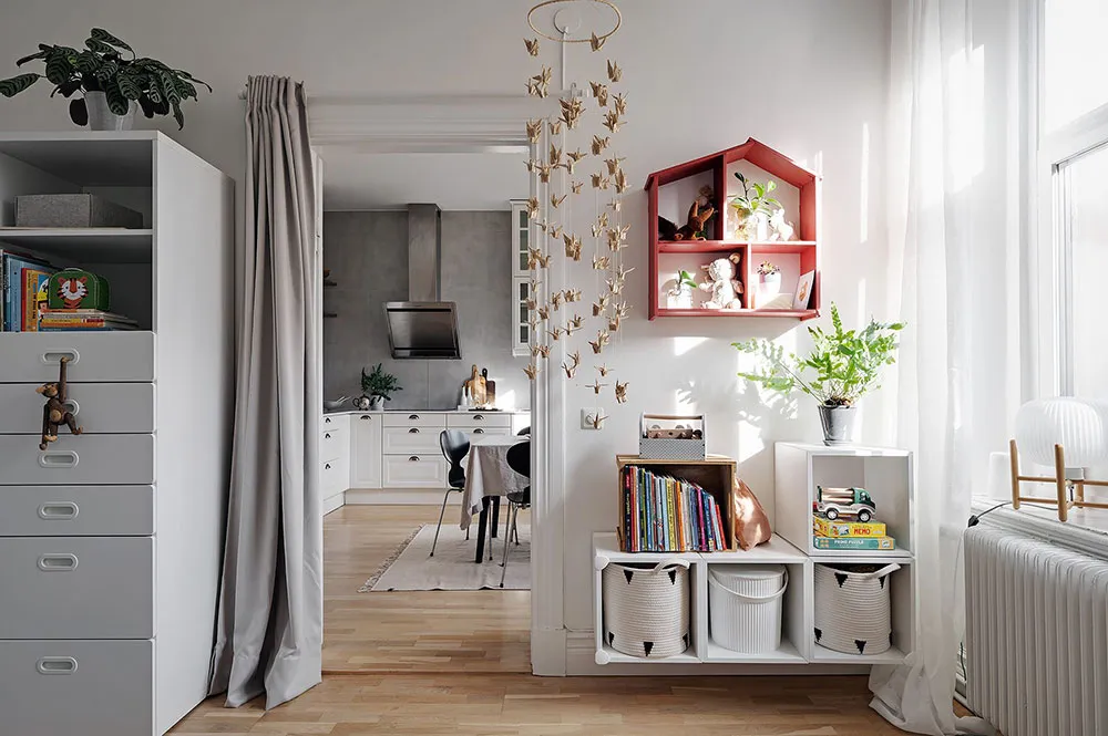 Grüne Herd und warme Akzente: verfeinertes Interior einer Wohnung in Göteborg (94 qm) - Gallery image 19