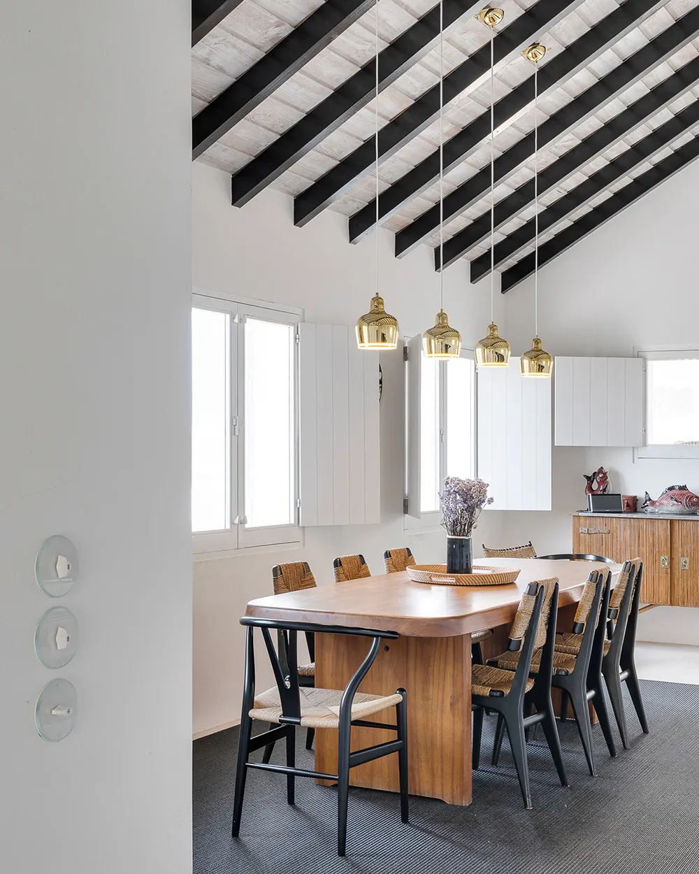 Weiße Innenräume und auffallende Details: Traditionelles Strandhaus in Portugal - Gallery image 11