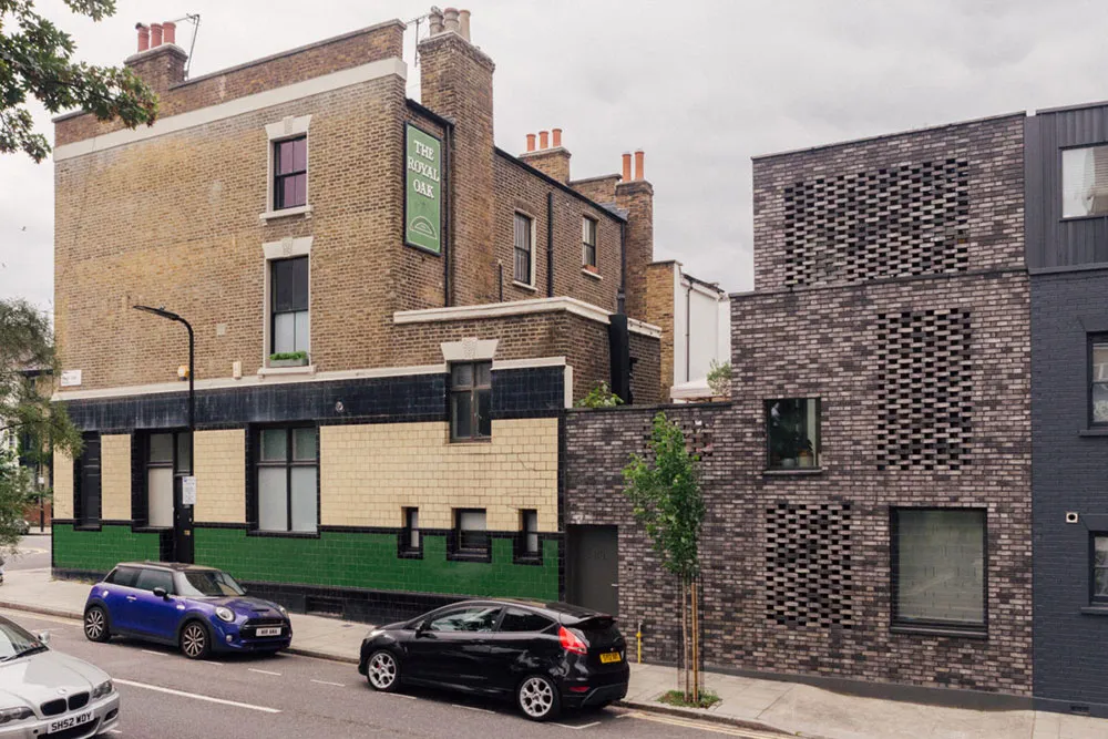 Schönes englisches Haus mit stoffrosa Wohnzimmer - Gallery image 33