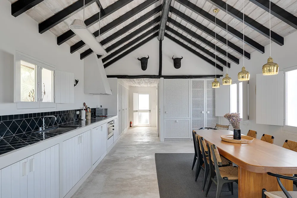 Weiße Innenräume und auffallende Details: Traditionelles Strandhaus in Portugal - Gallery image 10