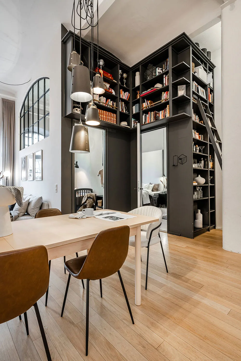 Altos techos y terraza: única vivienda en antiguo edificio de fábrica en Estocolmo - Gallery image 12