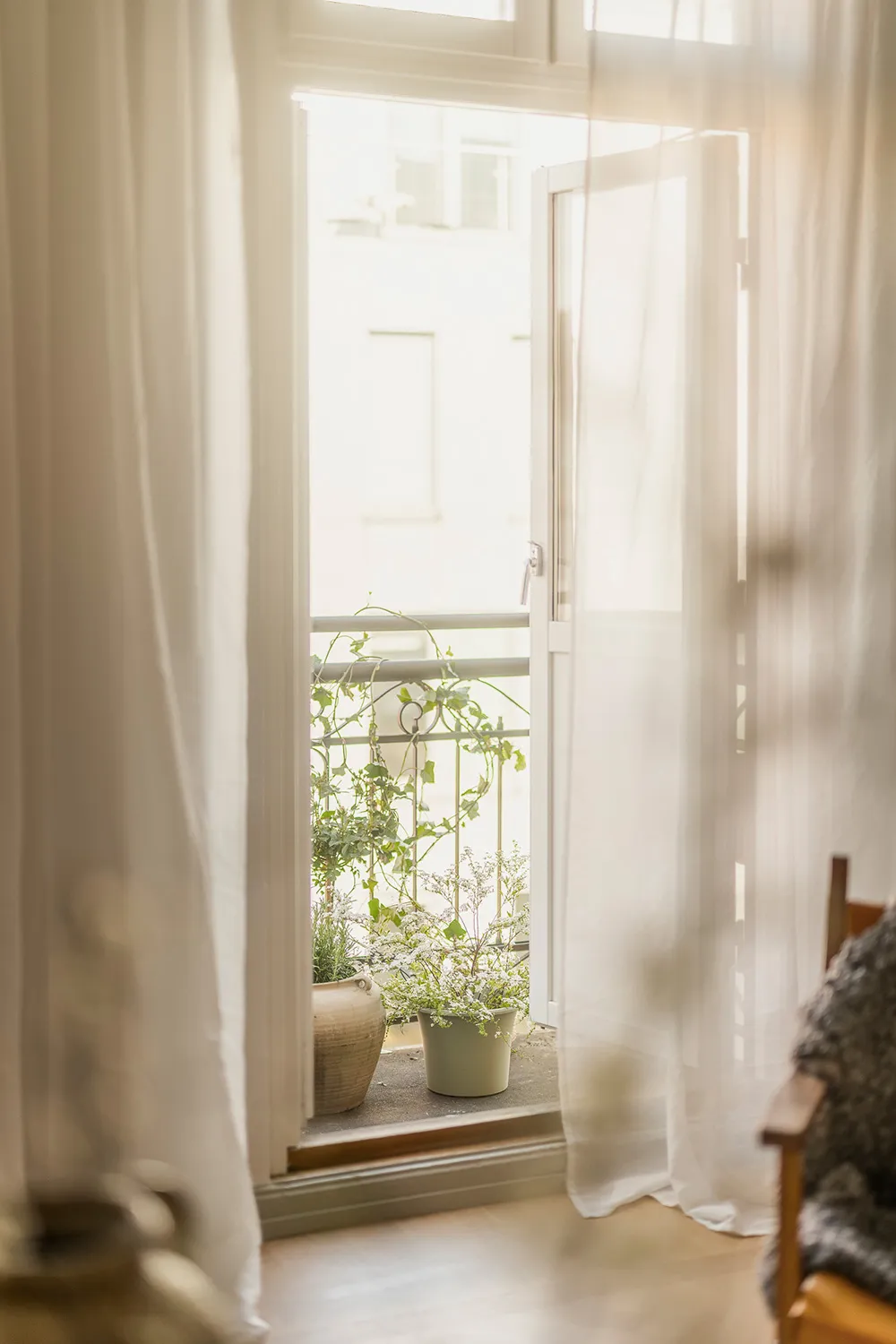 Jasny skandynawski wnętrze z skórzanympfu - Gallery image 1