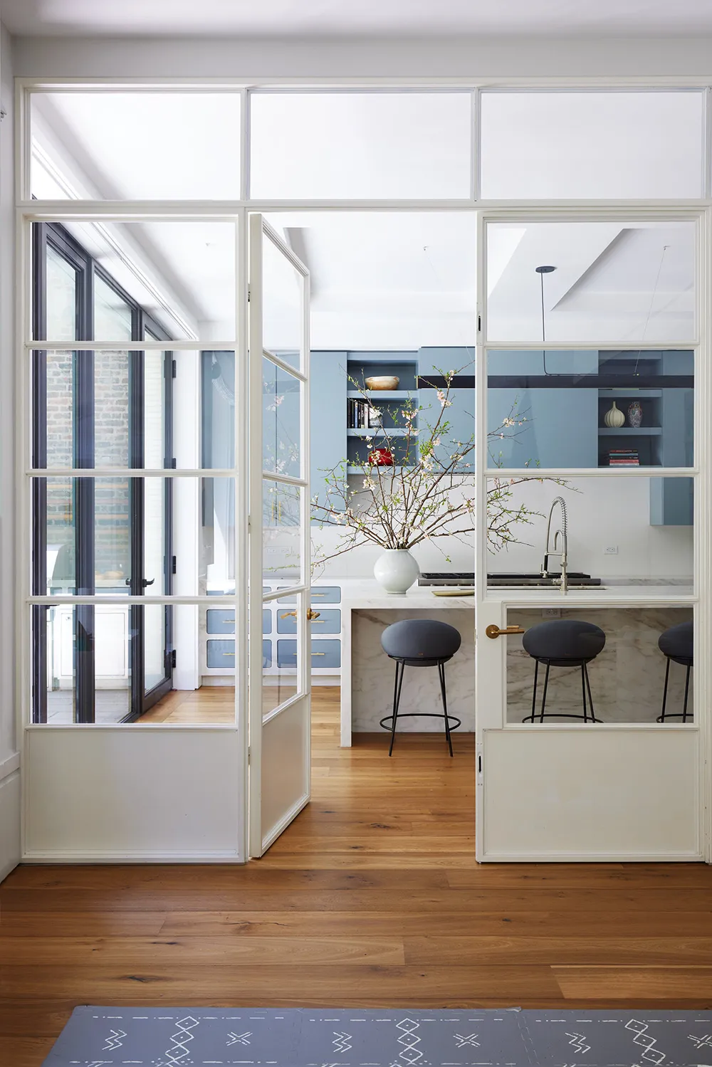 Stylish Design in Cool Tones: Apartments with Terrace in New York - Gallery image 1