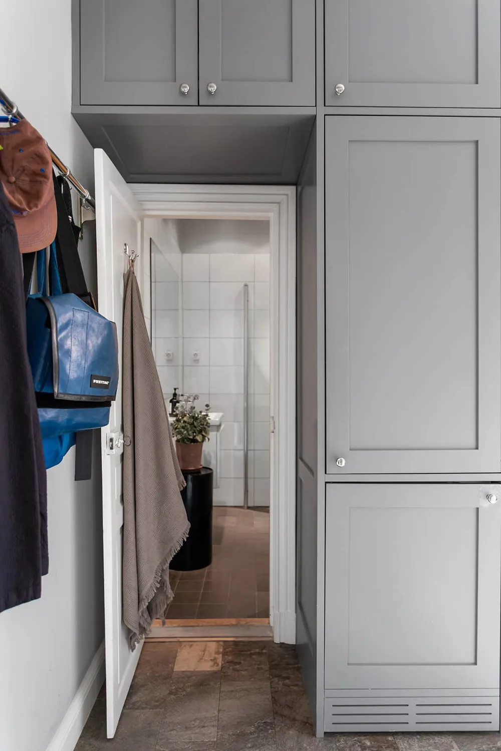 Mały apartament muzyka w Stokholmie z szarymi ścianami i przegrodą (33 m²) - 14