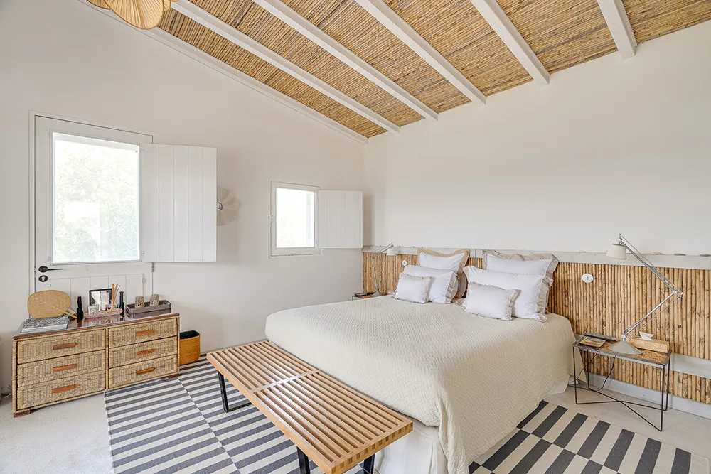 Weiße Innenräume und auffallende Details: Traditionelles Strandhaus in Portugal - Gallery image 13