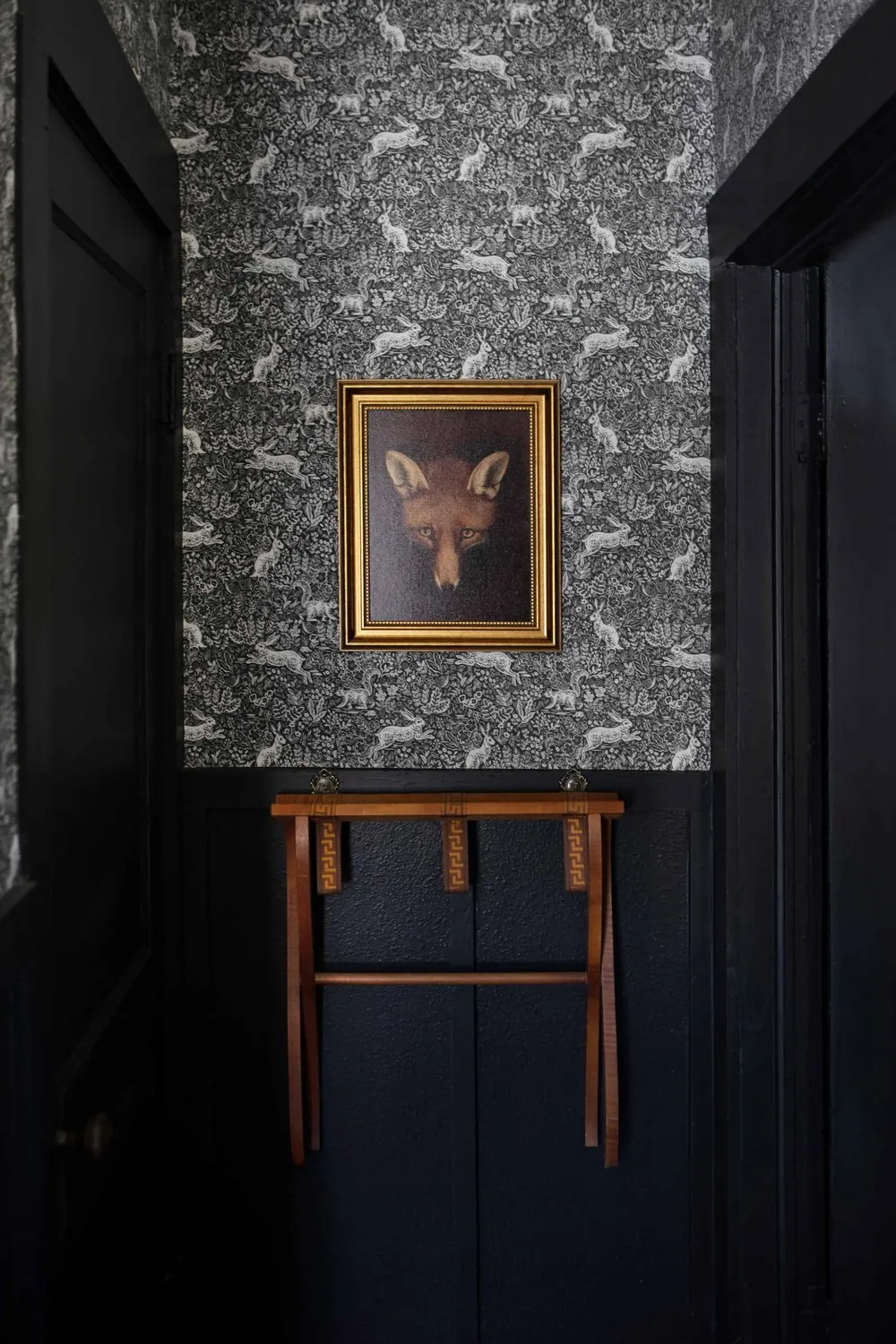 Acogedor cabaña rural en Texas con elementos oscuros en el diseño - Gallery image 18