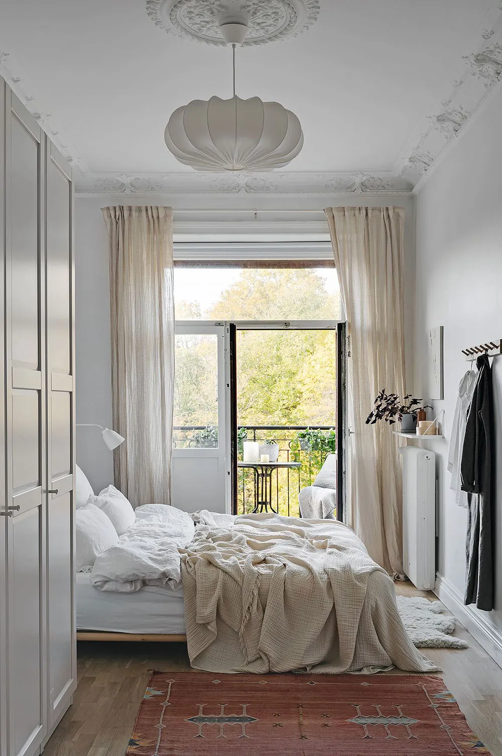 Grüne Herd und warme Akzente: verfeinertes Interior einer Wohnung in Göteborg (94 qm) - Gallery image 12