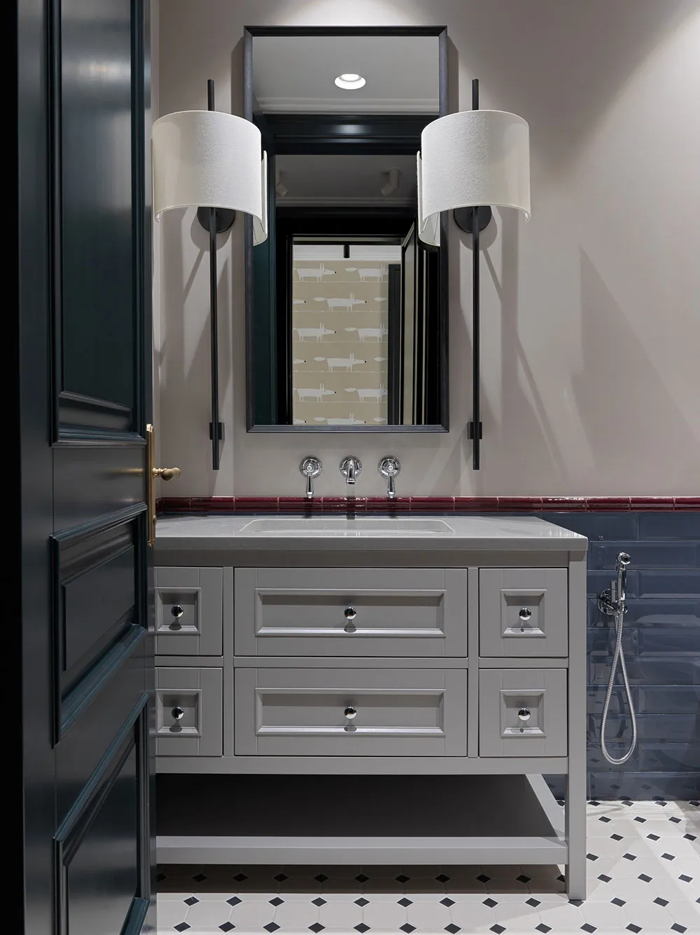 गहरे रंग एवं उत्कृष्ट आधुनिक डिज़ाइन: मॉस्को में एक युवा परिवार के लिए एक शानदार अपार्टमेंट - Gallery image 13