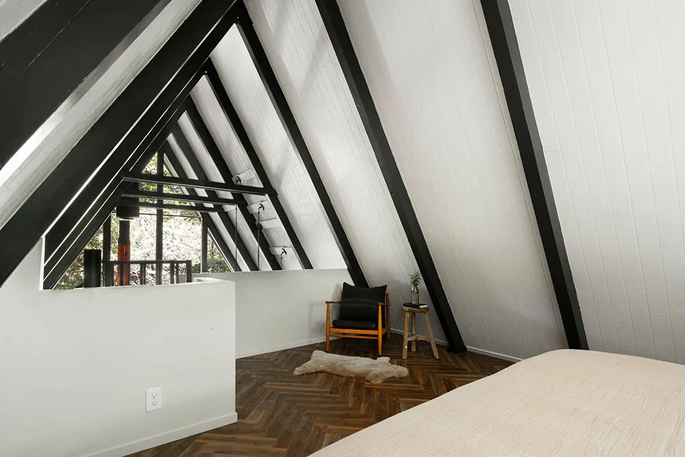 Accents noirs et cheminée rouge : une maison en forme de A dans la forêt - Gallery image 15