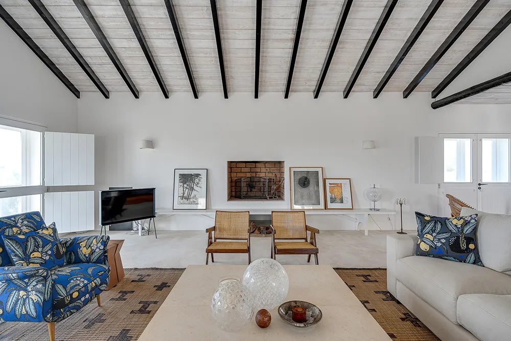 Weiße Innenräume und auffallende Details: Traditionelles Strandhaus in Portugal - Gallery image 6