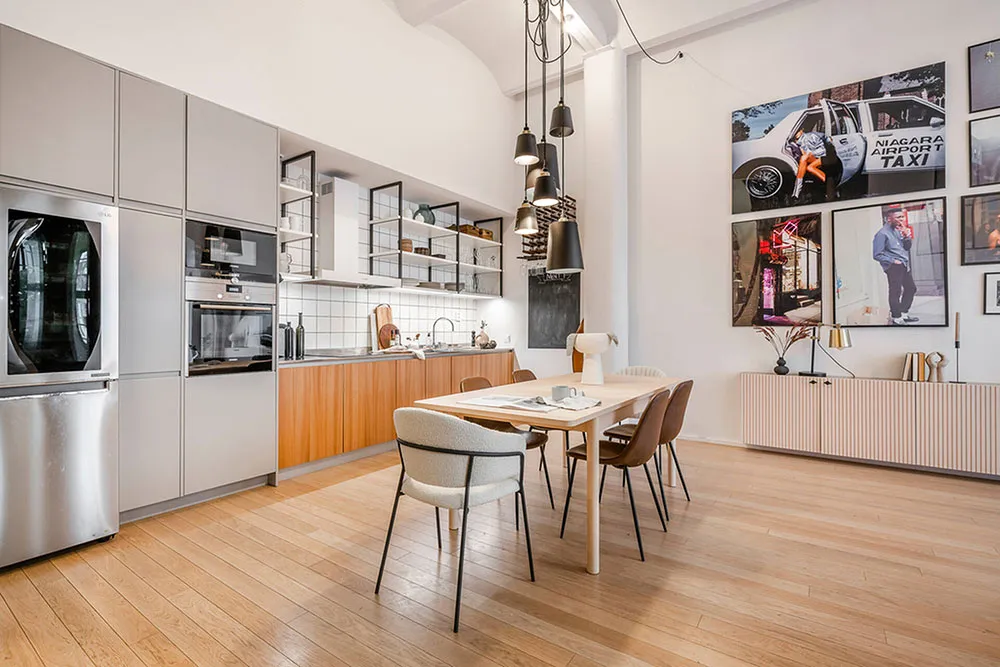 Altos techos y terraza: única vivienda en antiguo edificio de fábrica en Estocolmo - Gallery image 10