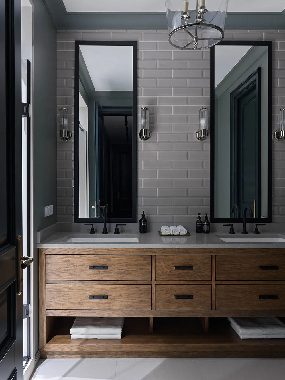 गहरे रंग एवं उत्कृष्ट आधुनिक डिज़ाइन: मॉस्को में एक युवा परिवार के लिए एक शानदार अपार्टमेंट - Gallery image 11