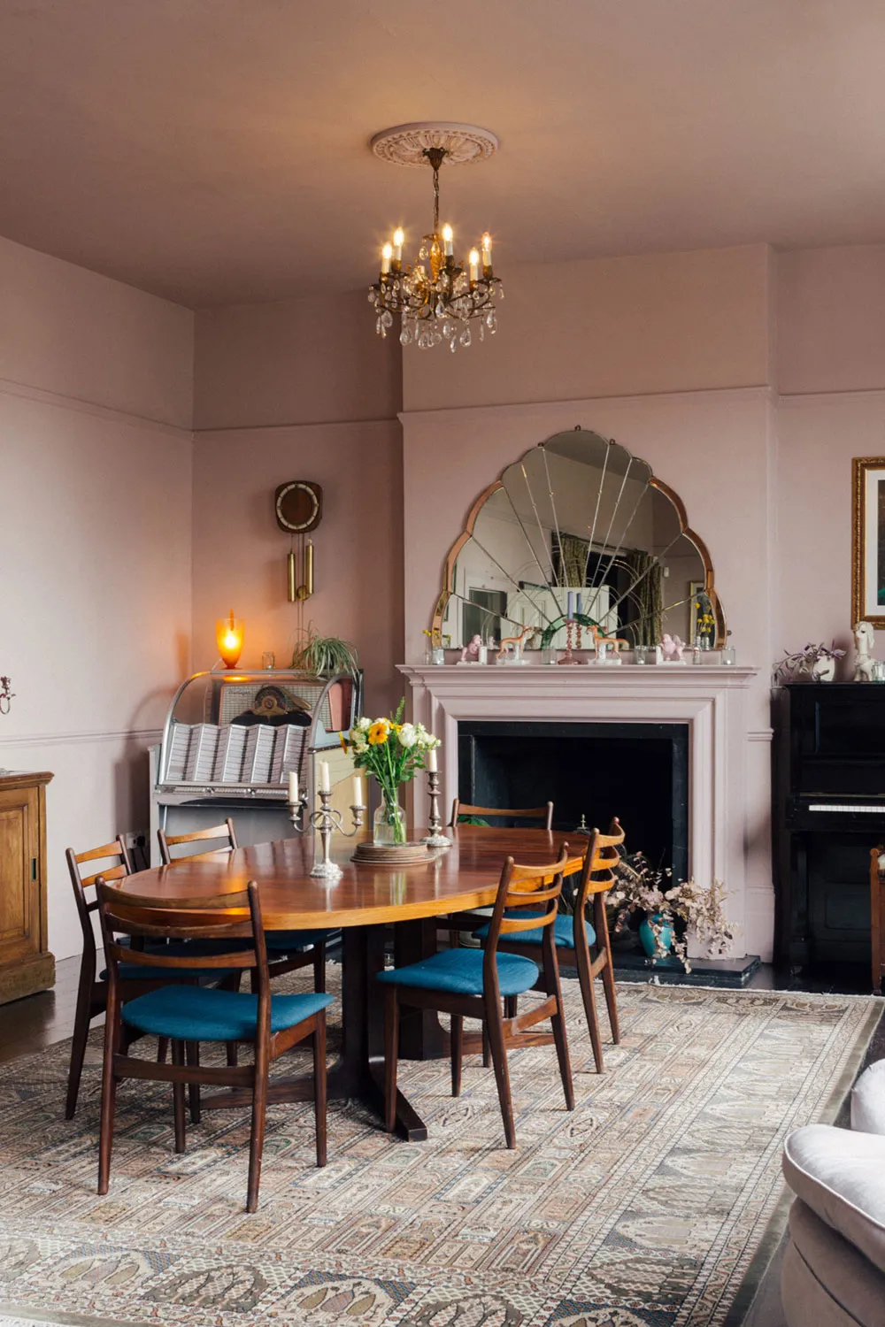 Schönes englisches Haus mit stoffrosa Wohnzimmer - Gallery image 9