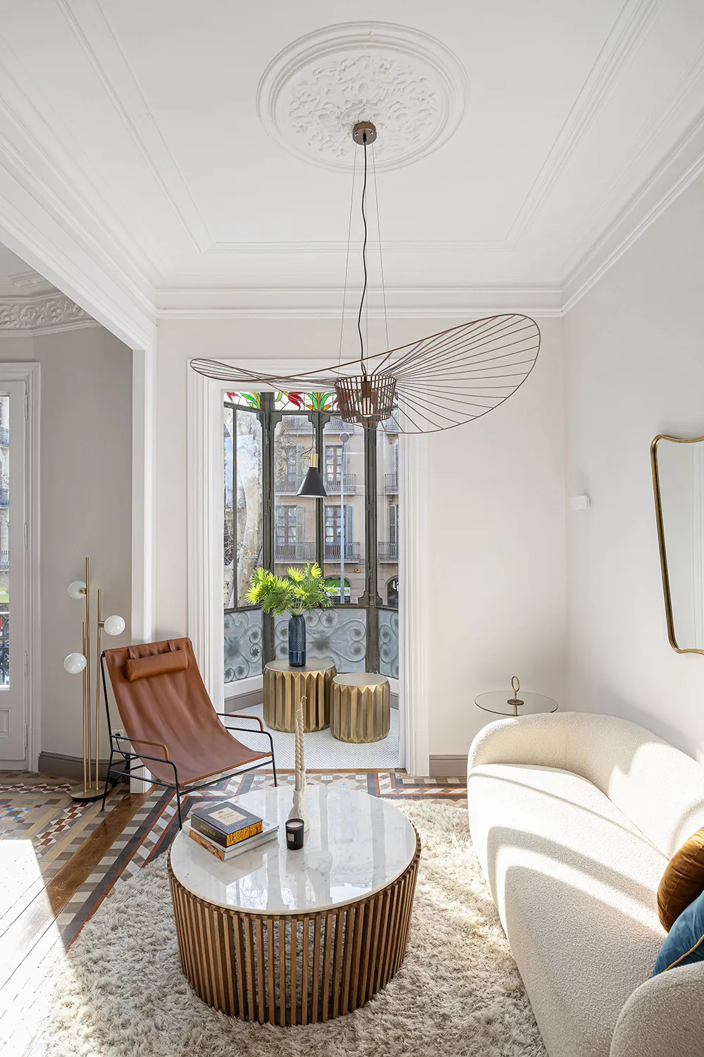 Płytka i inne unikalne detale: słońce w apartamencie w Barcelonie - Gallery image 1