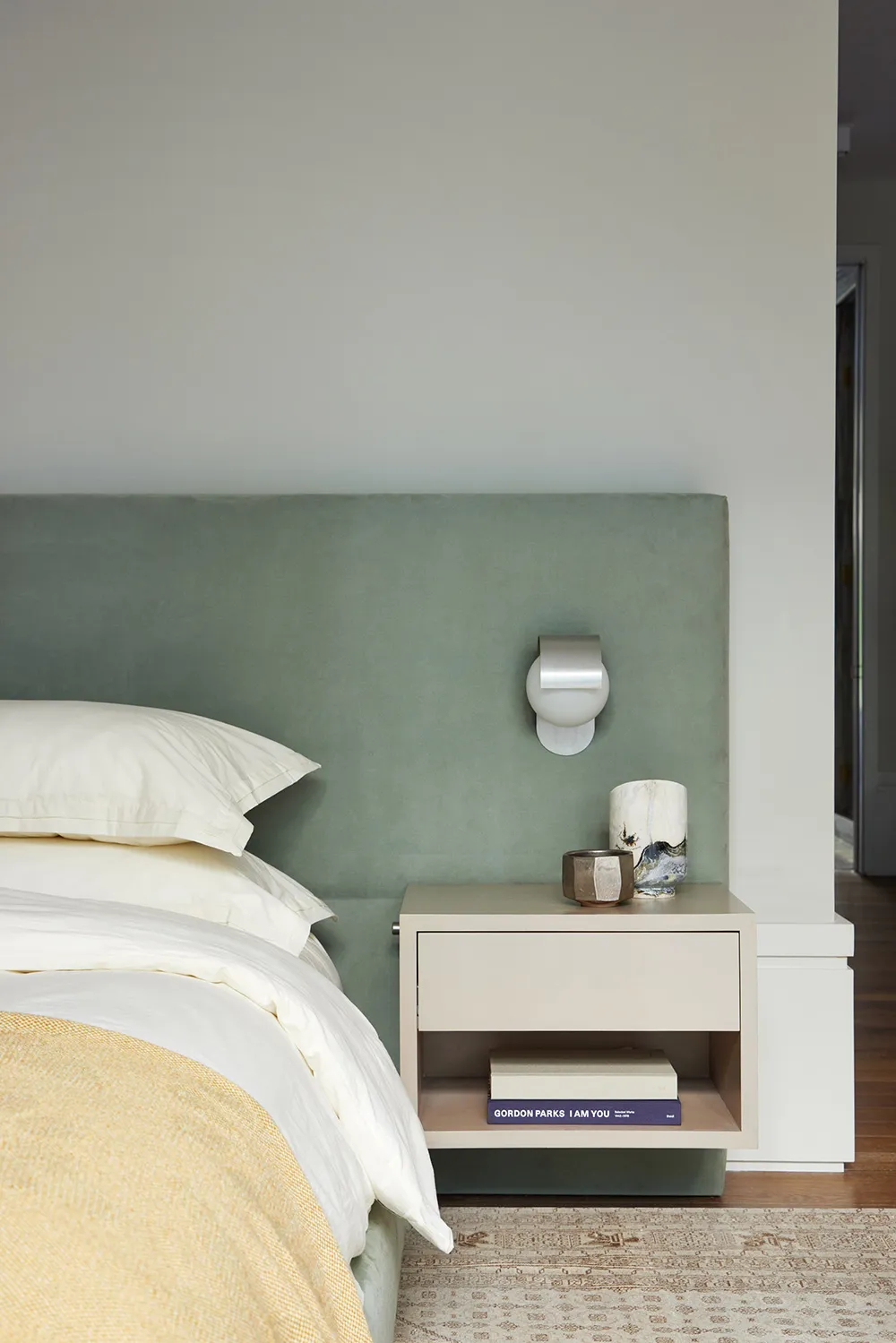 Stylish Design in Cool Tones: Apartments with Terrace in New York - Gallery image 10