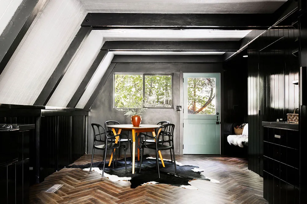 Accents noirs et cheminée rouge : une maison en forme de A dans la forêt - Gallery image 8